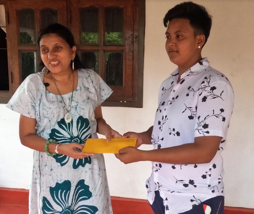 Handing over cash to the entrepreneur with a disability